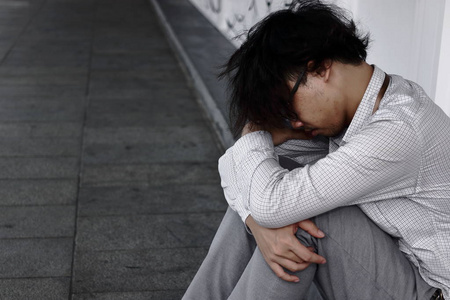 低头沮丧疲惫的压力亚洲商人弯腰低头照片