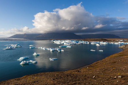 在 Jokulsarlon 冰川泻湖岸边附近散落融化的冰山全球变暖和气候变化