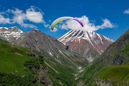 高加索山。在乔治娅莫伊安塔的准飞机飞行