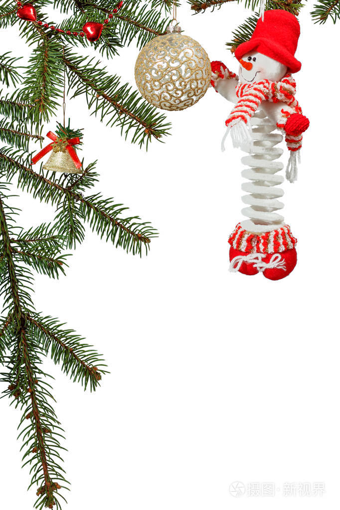 自然冷杉树分支与玩具雪人和其他圣诞节装饰品在白色被隔绝的背景