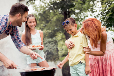 休闲, 食物, 人和假日概念人烹调肉烤肉烧烤为他的家庭在夏天室外党