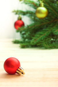 圣诞树和装饰物上木制背景