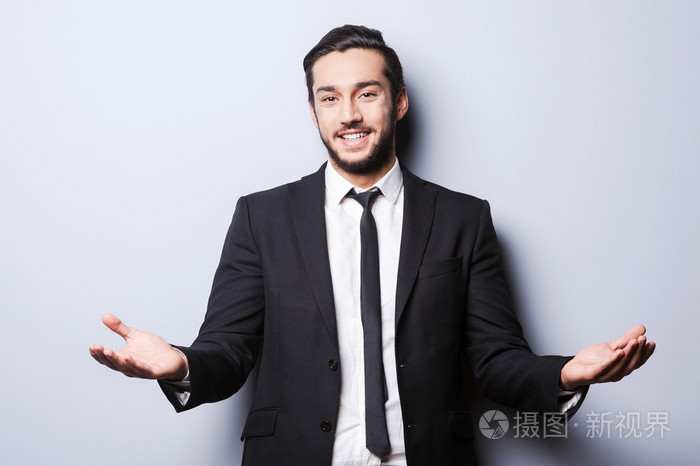 显示欢迎手势的正装的男人