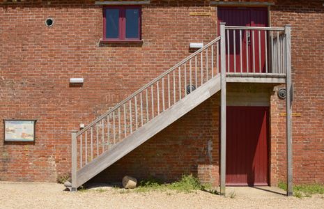 3d渲染用楼梯盖着的门廊. 美国黄色小房子的外部