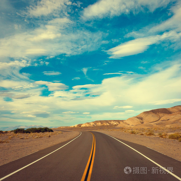 在阳光明媚的一天的免费道路
