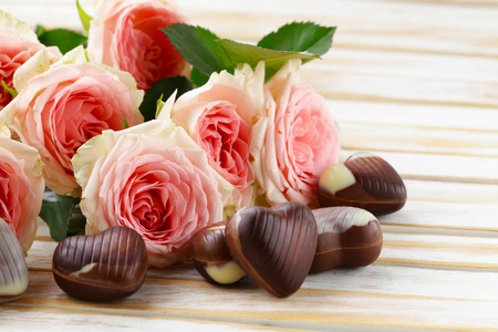 巧克力糖果和粉红玫瑰为情人节假期