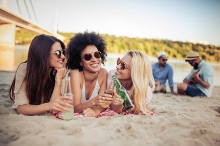 一群年轻的女性朋友在海滩上玩得开心