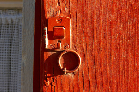 德国南部城市历史城市建筑的百叶窗锁和门把手