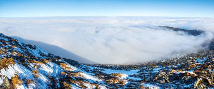 从覆盖着石头的草坪上, 在冬日里开着雾和神秘的布罗肯幽灵的风景。