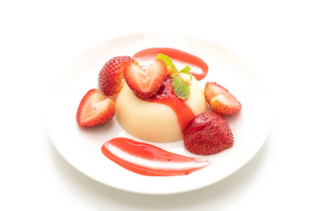 酸奶布丁与新鲜草莓隔绝在白色背景上