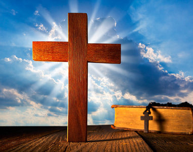 基督教木十字架蓝色天空木制与圣经和念珠珠照片