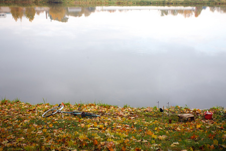 秋天捕捞和景观与一条河