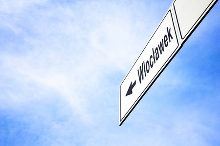 白色招牌, 箭头指向弗沃茨瓦韦克, 波兰, 在一个朦胧的蓝天在旅行, 导航和方向的概念。招牌包含的路径