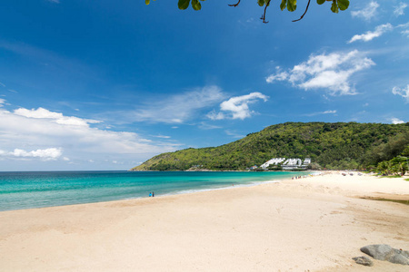 美丽的蓝天, 美丽的波浪和白色的沙子在奈汉海滩普吉岛泰国