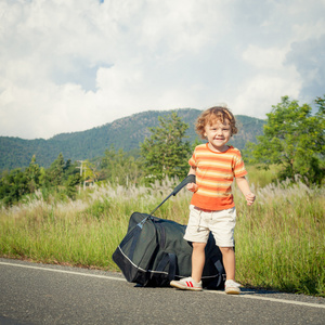 小男孩带着一大袋在白天去的路上