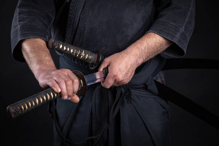 武士在榻榻米上处理日本武士刀剑和武士刀照片