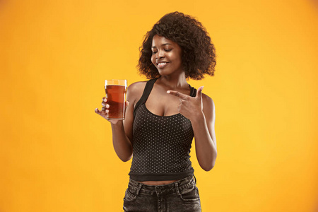 年轻的非洲妇女喝啤酒, 不是孤立的白色背景