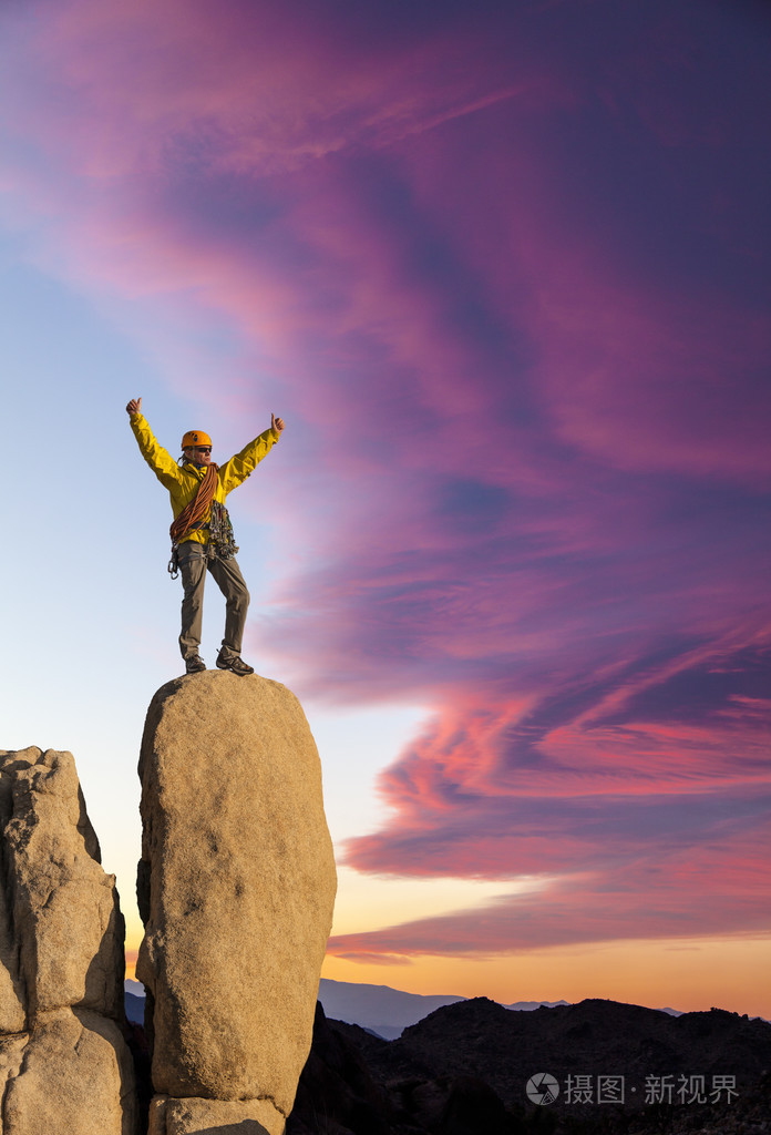 边缘上的登山者照片-正版商用图片08jjms-摄图新视界