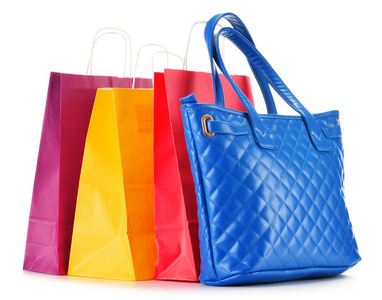 女性手提购物袋造纸购物袋和孤立的白色衬底上的手提包照片