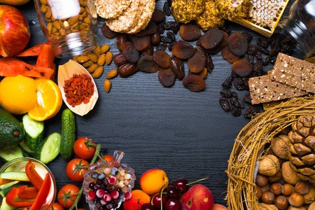 健康的食物背景.收集不同的水果, 浆果和蔬菜素食健康小吃照片