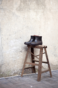 一双橡胶靴子在苏州古镇，中国