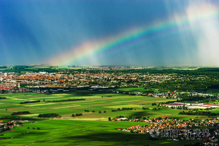 绿色田野和葡萄园的五彩彩虹阿尔萨斯法国