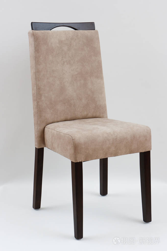 在白色背景上孤立的现代椅子