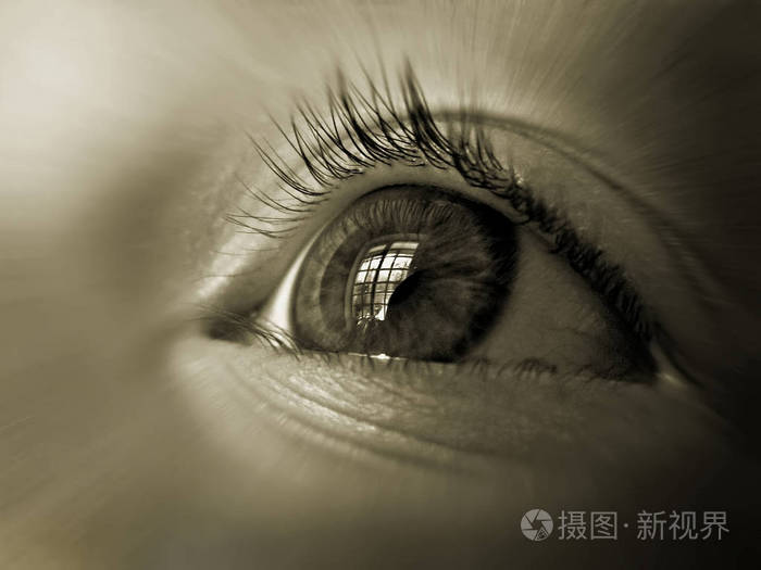 孩子的眼睛特写, 在它的窗口的反射