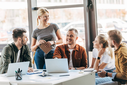 愉快的年轻创业者一起在办公室工作照片