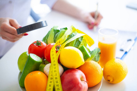 饮食。健康饮食理念。均衡的饮食与蔬菜。新鲜的绿色蔬菜, 在白色的背景上测量磁带。特写