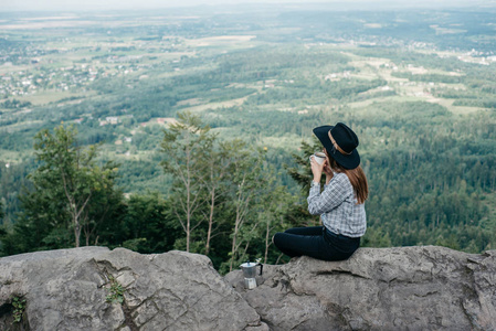 妇女旅行者, 享受自然在山顶概念冒险活动假期户外远足运动, 女孩喝酒