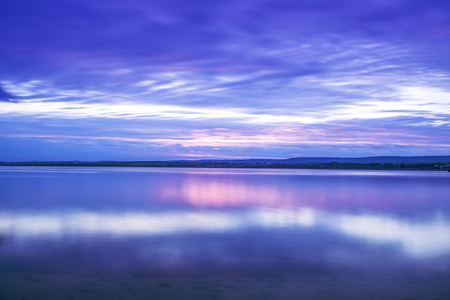 着海上的日落的美丽 cloudscape 