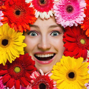 快乐的微笑女孩花围绕着她的脸.非洲菊雏菊 f照片