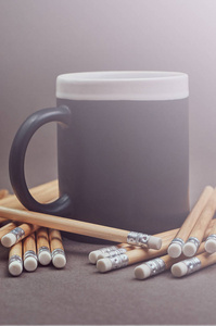 一组铅笔和黑色杯子, 查出的灰色背景
