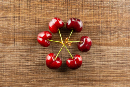 六组六组全甜亮红樱桃在一圈 flatlay 上褐宇照片