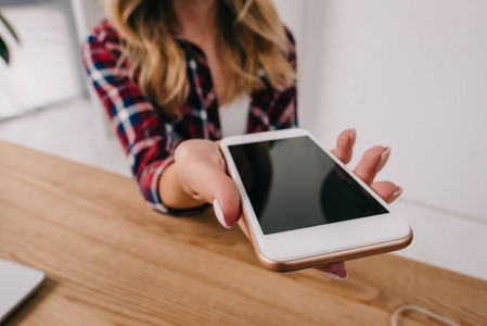 拿空白智能手机图片