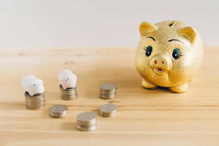 金小猪银行和韩币硬币在木桌上