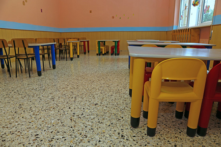 餐厅里的一所学校为年轻儿童小椅子和