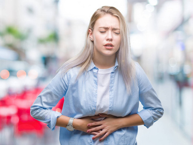 年轻的金发女人在孤立的背景下与手上的胃因为消化不良, 痛苦的疾病感到不适。疼痛概念