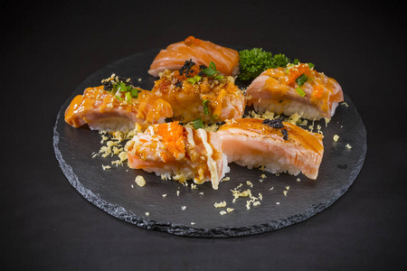 三文鱼握, 寿司三文鱼, 烤虾蛋和天妇罗, 日本料理, 日本料理, 日本料理菜单, 精选重点
