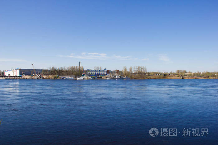 这条河在城市的郊区。河在晴朗的天气。在春天河