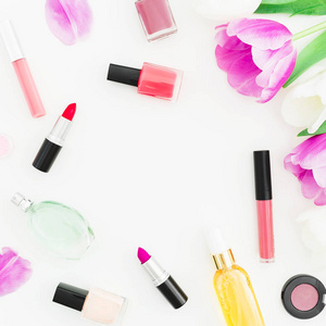 美容产品和粉红色郁金香在白色背景上的顶级视图