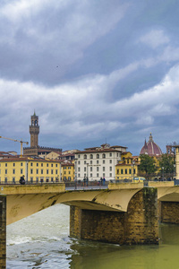 佛罗伦萨, 意大利, 2018年1月历史中心城市景观佛罗伦萨与阿诺河畔建筑作为主要主题