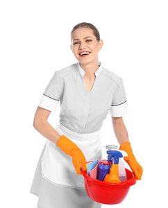 白色背景清洁用品的年轻女服务员持有盆