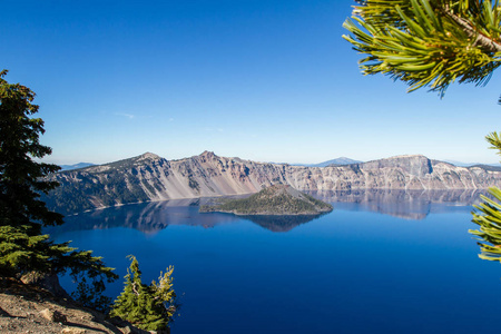 美丽的一天在火山口湖国家公园与晴朗的天空和很少的风与意味着令人敬畏的反射的那一天