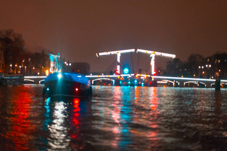 运河中建筑物和船只的夜间照明图片