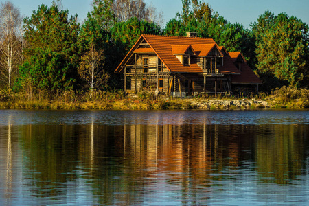 美丽的房子反映在湖中。秋天风景