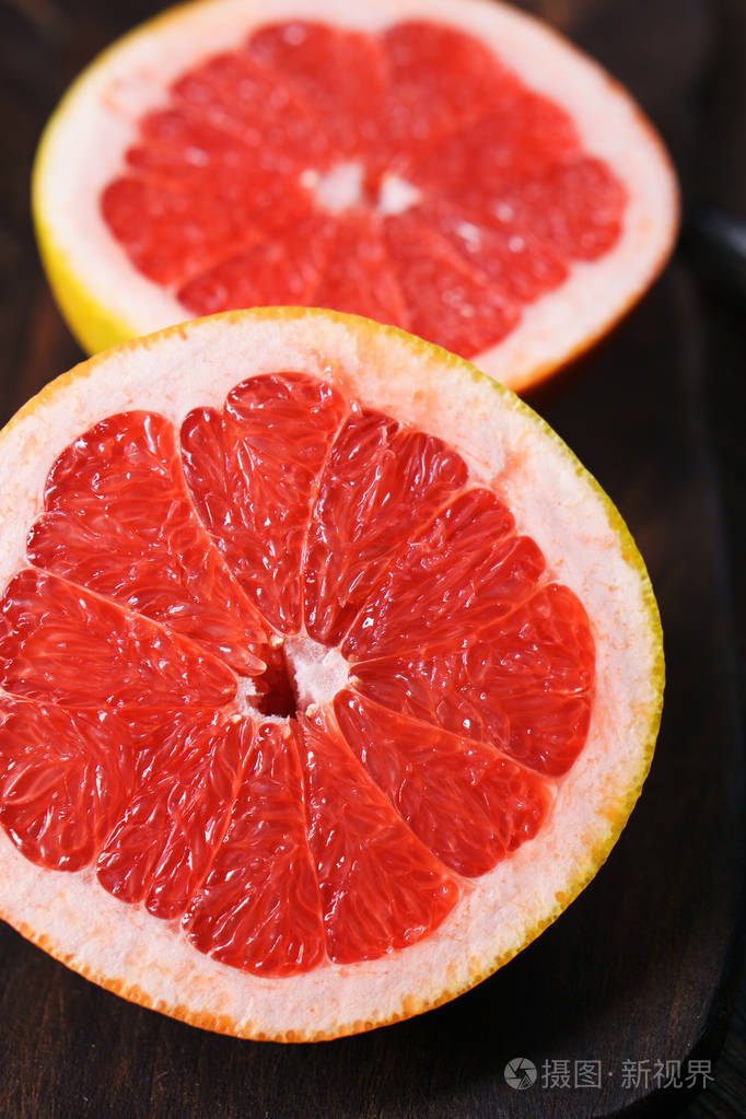 粉红色的葡萄柚片关闭水果背景