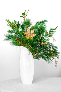 圣诞装饰花卉的常绿植物在花瓶里