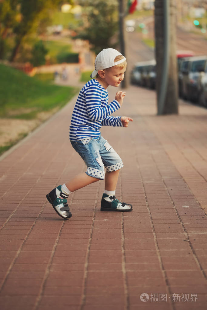 小男孩在街上跳舞